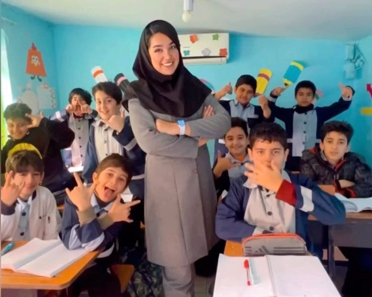 کیهان: چرا امام جمعه و استاندار از بازگشت خانم معلم قائم شهری حمایت کردند؟