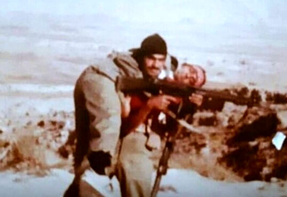 بازتاب مجازی گسترده تصویری تاثیرگذار از پدر سامان صیدی (محکوم به اعدام) در جبهه 