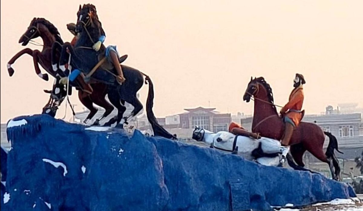 طالبان مجمسه اسب‌ها را در شهر مزار شریف تخریب کردند
