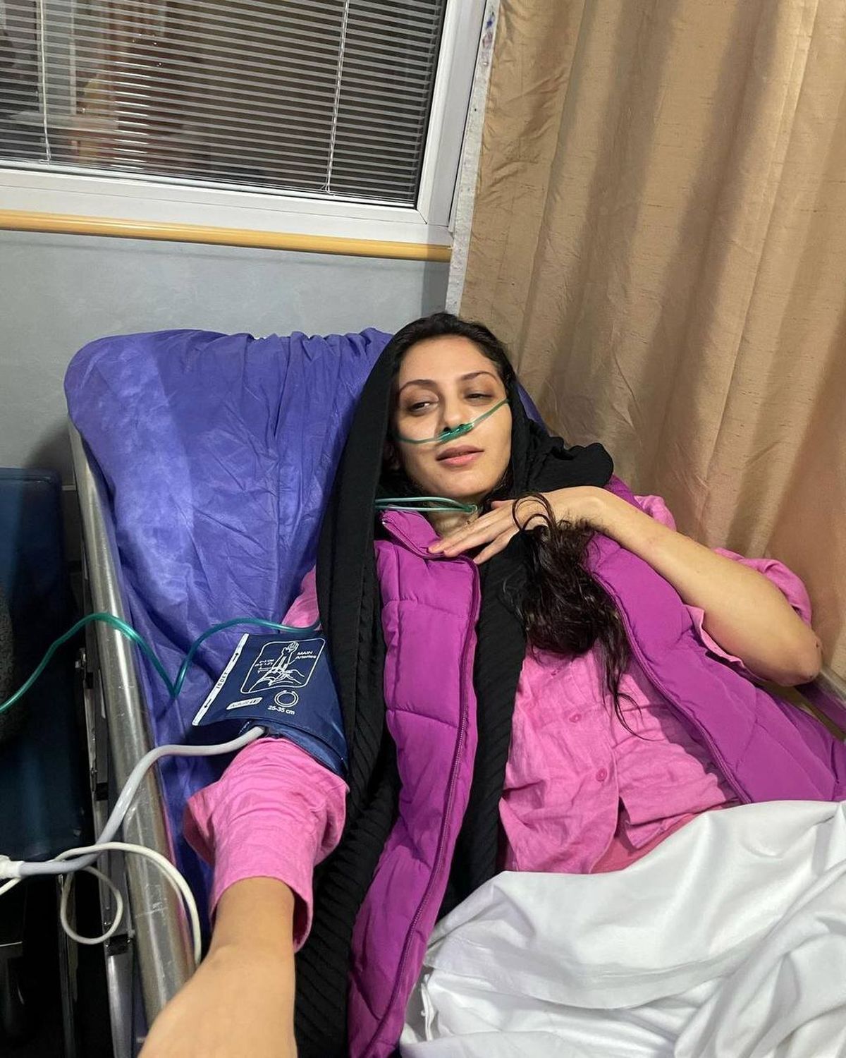 حمله سارقان با قمه به مونا فرجاد/ بازیگر زن روی تخت بیمارستان