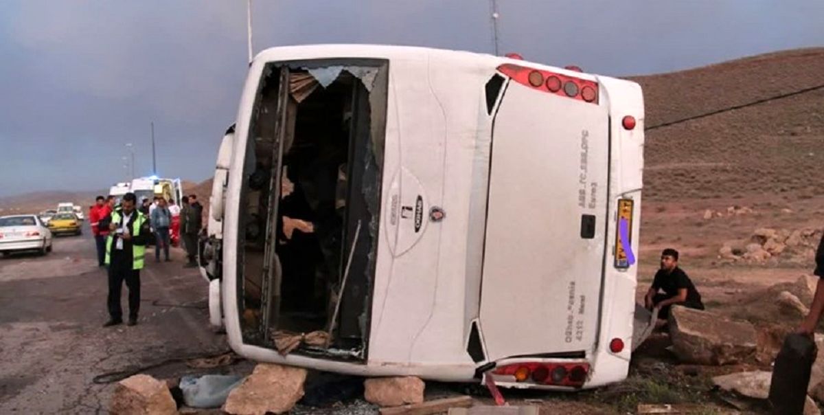 واژگونی اتوبوس حامل زائرین در مسیر ایلام_مهران/ 15 نفر مصدوم شدند
